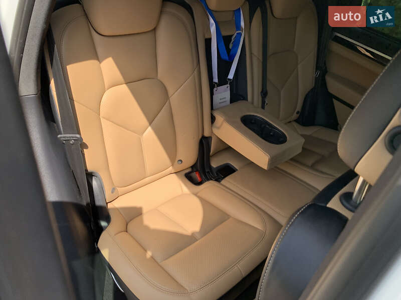 Позашляховик / Кросовер Porsche Cayenne 2015 в Рівному