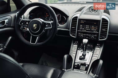 Внедорожник / Кроссовер Porsche Cayenne 2015 в 