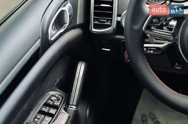 Внедорожник / Кроссовер Porsche Cayenne 2015 в 