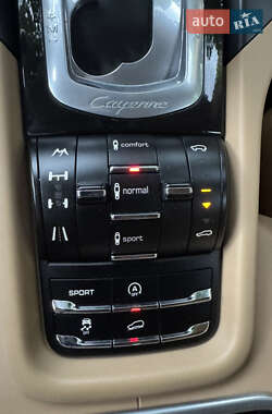 Внедорожник / Кроссовер Porsche Cayenne 2012 в 