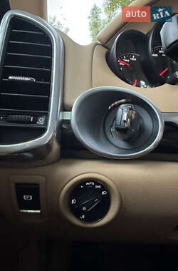 Внедорожник / Кроссовер Porsche Cayenne 2012 в 