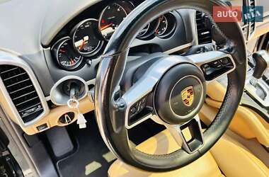 Внедорожник / Кроссовер Porsche Cayenne 2015 в 