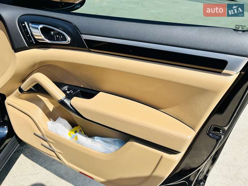 Внедорожник / Кроссовер Porsche Cayenne 2015 в Киеве