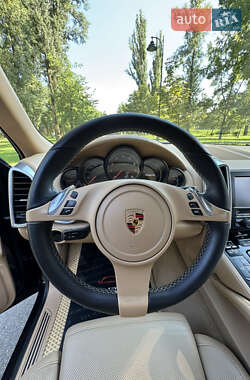Внедорожник / Кроссовер Porsche Cayenne 2012 в 