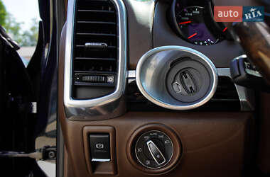 Внедорожник / Кроссовер Porsche Cayenne 2015 в 