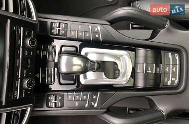 Внедорожник / Кроссовер Porsche Cayenne 2015 в 