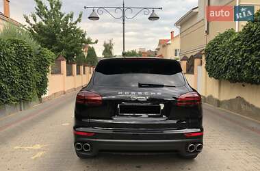 Внедорожник / Кроссовер Porsche Cayenne 2015 в 