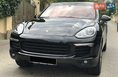 Внедорожник / Кроссовер Porsche Cayenne 2015 в 