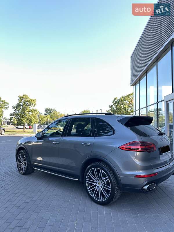 Внедорожник / Кроссовер Porsche Cayenne 2015 в Киеве