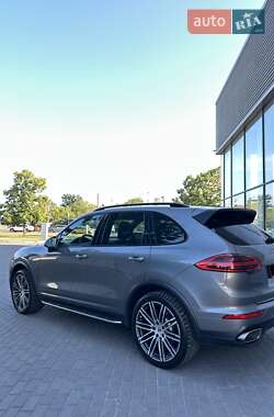 Внедорожник / Кроссовер Porsche Cayenne 2015 в 