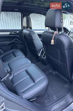 Внедорожник / Кроссовер Porsche Cayenne 2015 в 