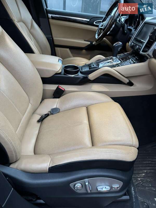 Внедорожник / Кроссовер Porsche Cayenne 2015 в Львове