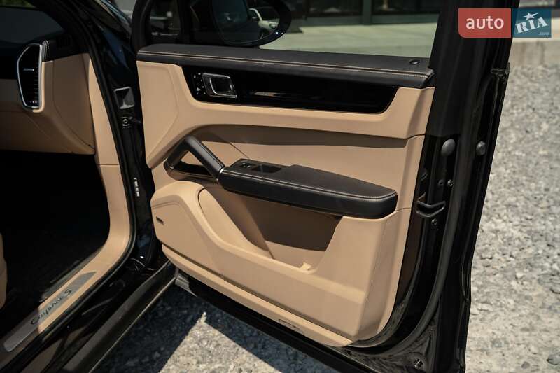 Внедорожник / Кроссовер Porsche Cayenne 2019 в Черновцах