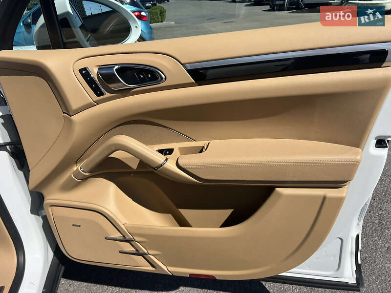 Внедорожник / Кроссовер Porsche Cayenne 2016 в Днепре