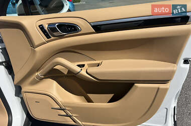 Внедорожник / Кроссовер Porsche Cayenne 2016 в 