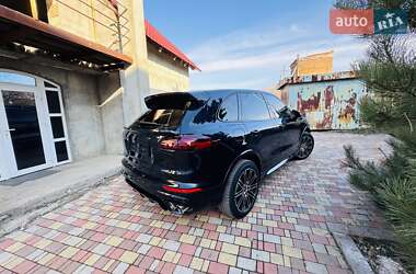 Внедорожник / Кроссовер Porsche Cayenne 2015 в 