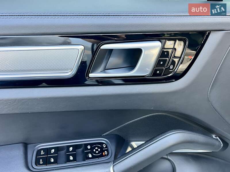 Внедорожник / Кроссовер Porsche Cayenne 2018 в Киеве
