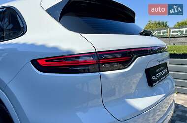 Внедорожник / Кроссовер Porsche Cayenne 2018 в 