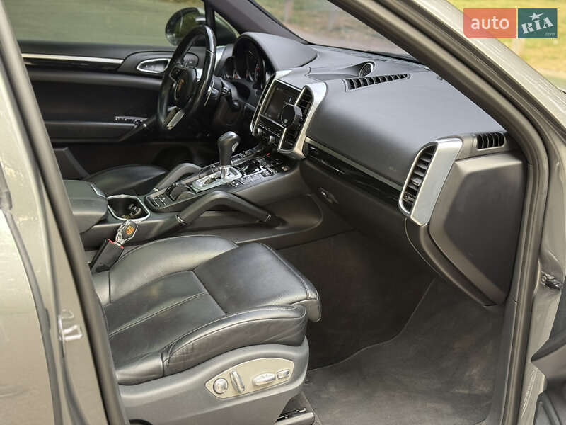 Внедорожник / Кроссовер Porsche Cayenne 2015 в Новомосковске
