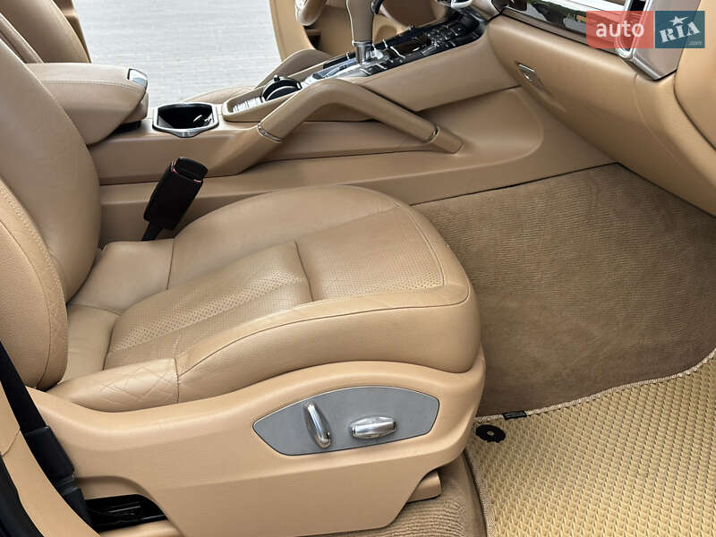 Внедорожник / Кроссовер Porsche Cayenne 2011 в Львове