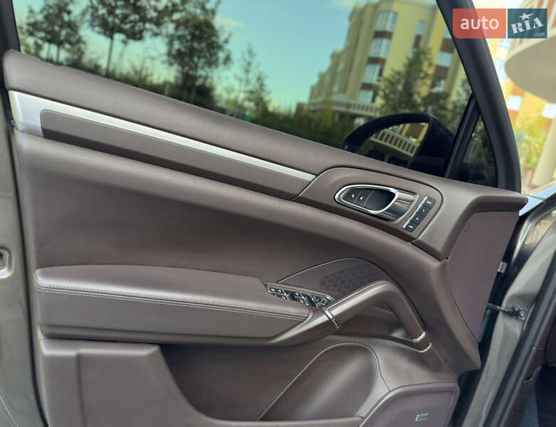 Позашляховик / Кросовер Porsche Cayenne 2015 в Києві