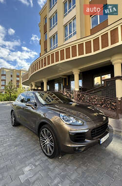 Внедорожник / Кроссовер Porsche Cayenne 2015 в 