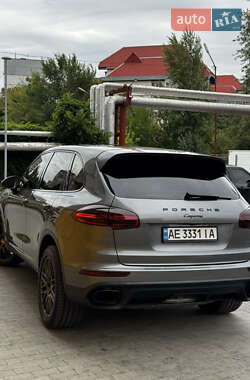Внедорожник / Кроссовер Porsche Cayenne 2015 в 