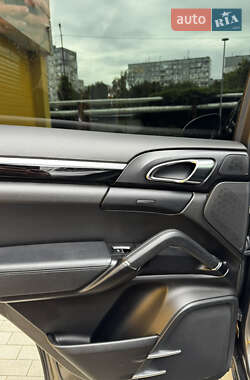 Внедорожник / Кроссовер Porsche Cayenne 2015 в 