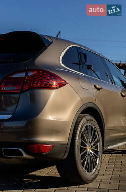 Внедорожник / Кроссовер Porsche Cayenne 2012 в 