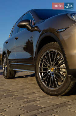 Внедорожник / Кроссовер Porsche Cayenne 2012 в 