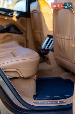 Внедорожник / Кроссовер Porsche Cayenne 2012 в 