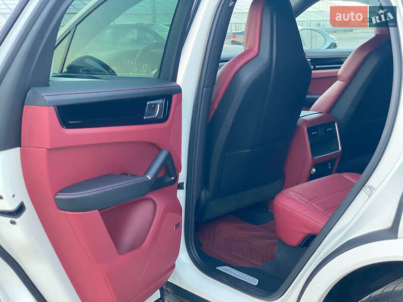 Внедорожник / Кроссовер Porsche Cayenne 2020 в Киеве