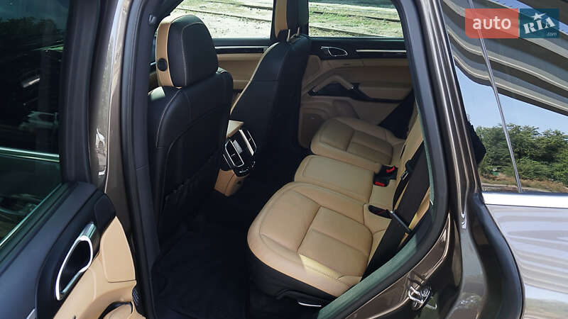 Позашляховик / Кросовер Porsche Cayenne 2015 в Дніпрі