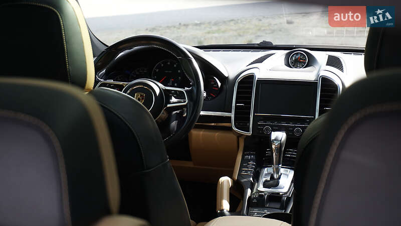 Позашляховик / Кросовер Porsche Cayenne 2015 в Дніпрі