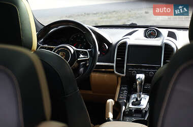 Внедорожник / Кроссовер Porsche Cayenne 2015 в 