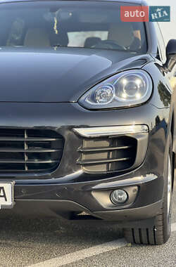 Внедорожник / Кроссовер Porsche Cayenne 2015 в 