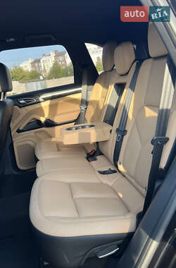 Внедорожник / Кроссовер Porsche Cayenne 2015 в 