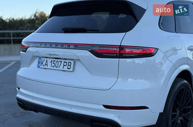 Внедорожник / Кроссовер Porsche Cayenne 2018 в 