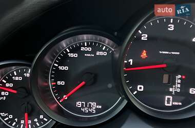Внедорожник / Кроссовер Porsche Cayenne 2012 в 