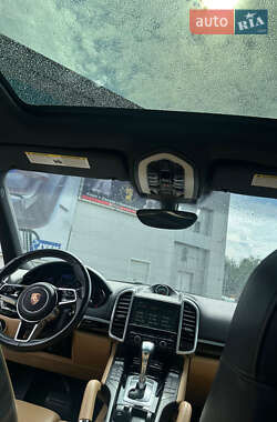 Внедорожник / Кроссовер Porsche Cayenne 2015 в 