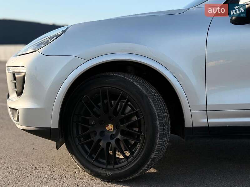 Позашляховик / Кросовер Porsche Cayenne 2016 в Львові