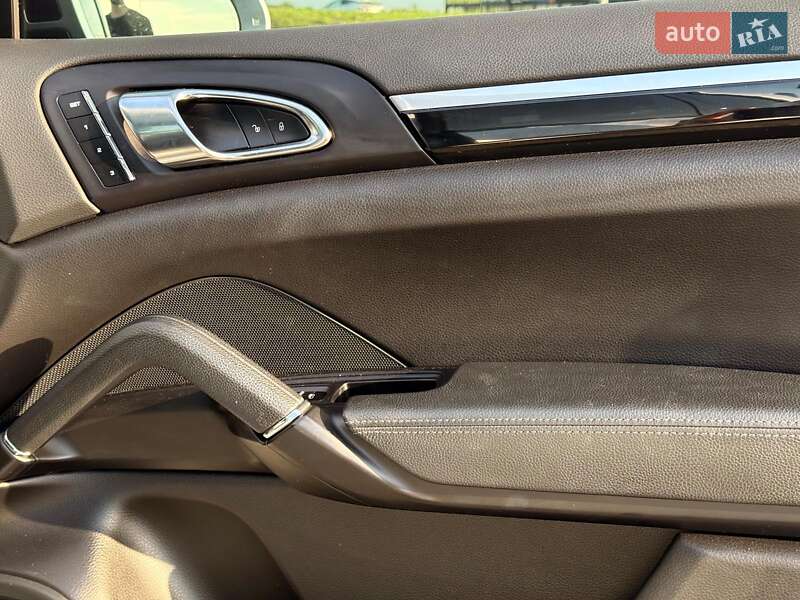 Позашляховик / Кросовер Porsche Cayenne 2016 в Львові