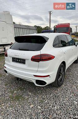 Позашляховик / Кросовер Porsche Cayenne 2015 в  фото 17 Позашляховик / Кросовер Porsche Cayenne 2015 в