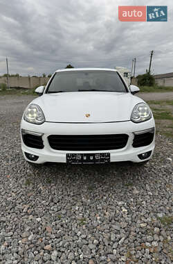 Позашляховик / Кросовер Porsche Cayenne 2015 в  фото 24 Позашляховик / Кросовер Porsche Cayenne 2015 в