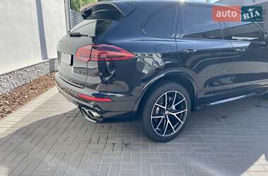 Позашляховик / Кросовер Porsche Cayenne 2016 в 