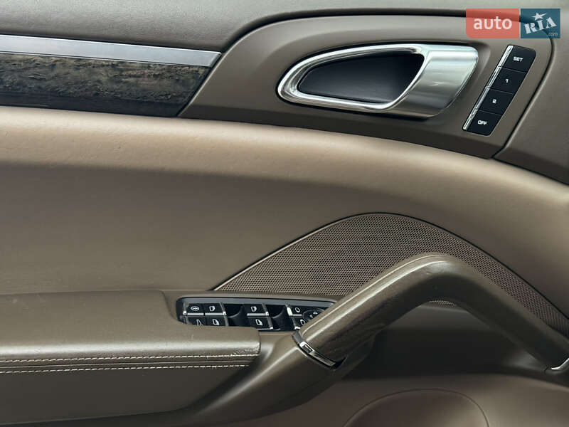 Внедорожник / Кроссовер Porsche Cayenne 2012 в Киеве