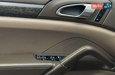 Внедорожник / Кроссовер Porsche Cayenne 2012 в 