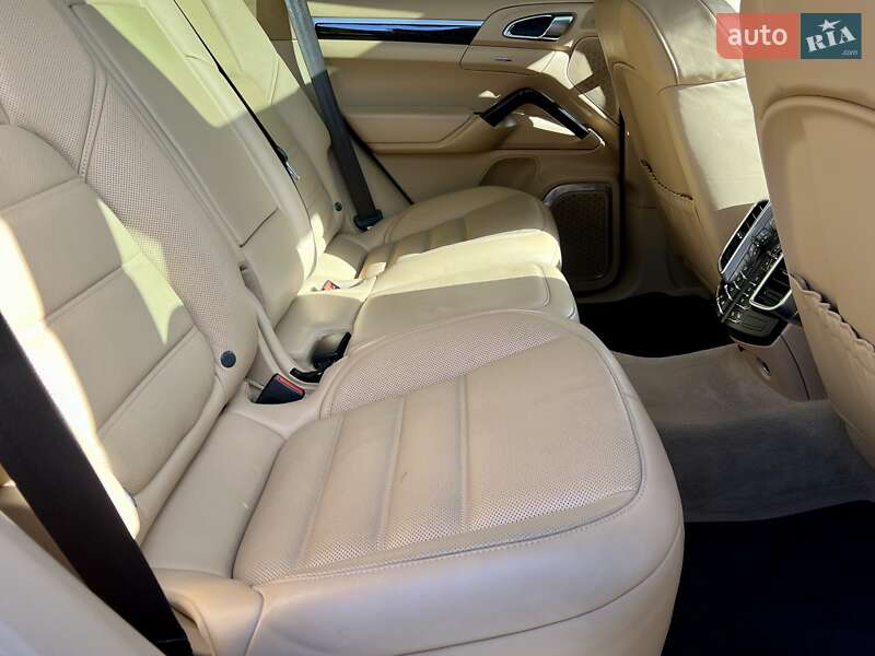 Внедорожник / Кроссовер Porsche Cayenne 2015 в Киеве