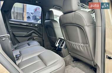 Внедорожник / Кроссовер Porsche Cayenne 2015 в 