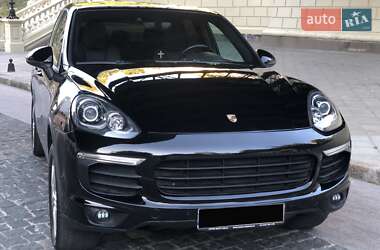 Внедорожник / Кроссовер Porsche Cayenne 2015 в 